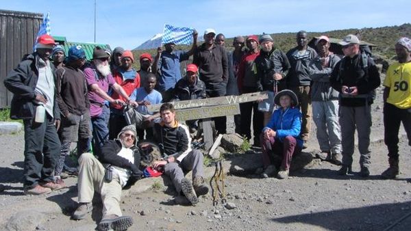 Die Wandergruppe der Klimandscharo-Tour am Zehendmeier Weg bei den Horombo Huts