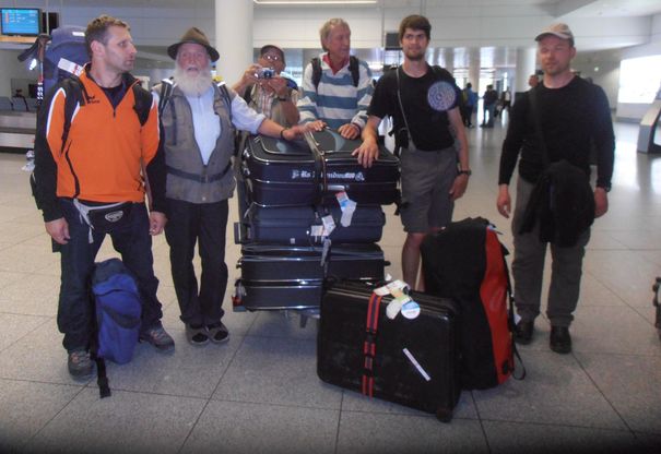 Die Reisegruppe nach Afrika am Flughafen